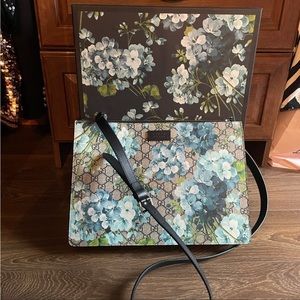 Gucci GG canvas monogram blue blooms crossbody clutch purse handbag